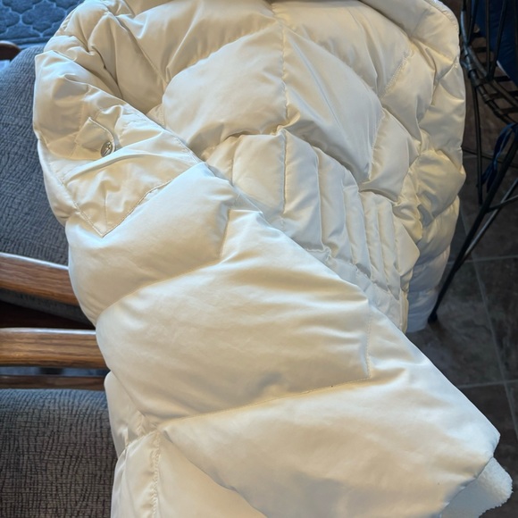 Beautiful, NWOT, Women’s Med. White Puffer. Cozy & Flattering, Slimming Waist. - Picture 4 of 8